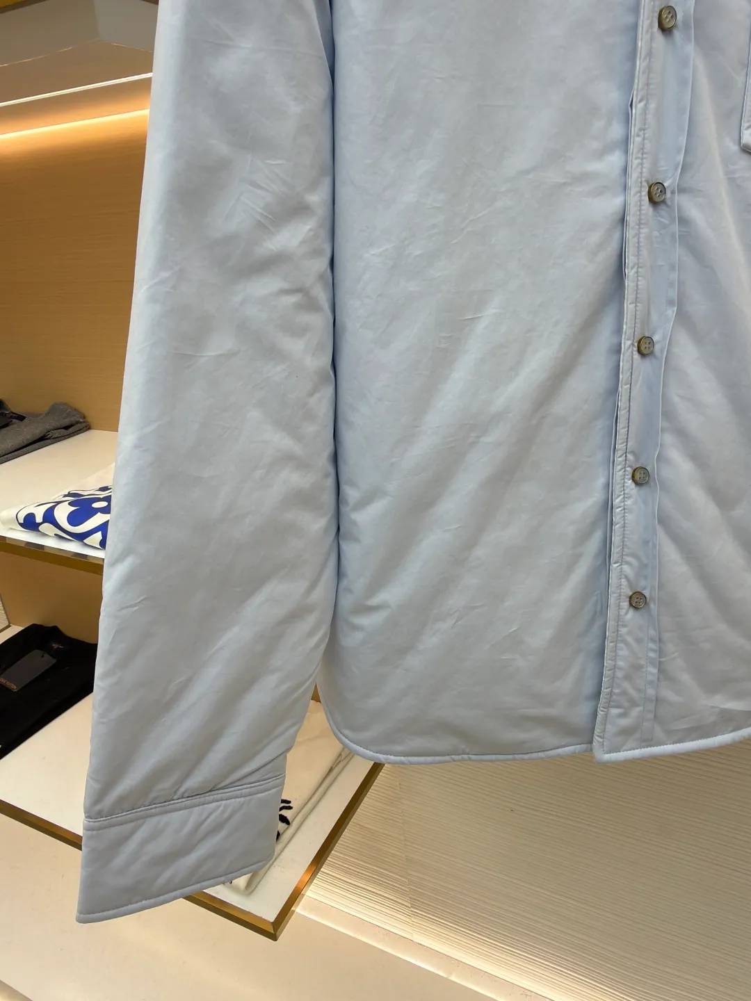 LOUIS VUITTON SKI Ski Series Lightly padded cotton long-sleeved cotton jacket ●Original version: Purchased and developed by 22889 ●Item number: 1682102-B25 ●Fabric: 100% cotton fabric ●Technology: Positioned cutting machine ●Color: blue ●Version: fitted version ●Weight: about 810 grams ●Size: S-M-L-XL ●Description: This Louis Vuitton shirt-style jacket is made of high-count combed cotton blend fabric. It has been pre-washed and treated with water to achieve a soft and skin-friendly feel, while also giving the fabric anti-wrinkle and easy care properties. The body of the garment is filled with a thin layer of warm cotton using quilting technology. The stitches are fine and even and arranged in a regular rhombus pattern, which not only ensures warmth but also prevents cotton batting from clumping and shifting. The front pocket is inlaid with a first-layer cowhide embossed badge. The LV classic logo is combined with the shield-shaped outline and is made through a heat-pressing shaping process. The edges are polished smooth and burr-free. The placket uses natural horn buttons, which are double-fastened with metal snaps to increase durability. The shoulders and side seams use hemming stitching technology, and the lines are neatly and symmetrically routed. The overall cut is a loose shirt silhouette, and every splicing is precisely aligned, showing the brand's exquisite clothing craftsmanship and details. The overall wiring is straight and delicate, the fabric is comfortable and soft, and the color is consistent without color difference. It can be matched with the same style to create a fashionable look and control various occasions. Customized accessories, complete with three standards, same style for men and women!